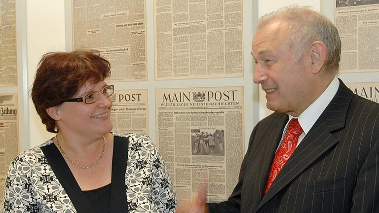 Politikredakteurin Carolin Kreil im Jahr 2008 beim Redaktionsbesuch des damaligen Ministerpräsdeinten Günther Beckstein (CSU). Politikredakteurin Carolin Kreil im Jahr 2008 beim Redaktionsbesuch des damaligen Ministerpräsdeinten Günther Beckstein (CSU). 