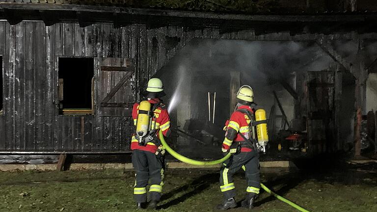Feuerwehrkräfte im Einsatz: Feuer auf der Naturheilinsel in Würzburg.