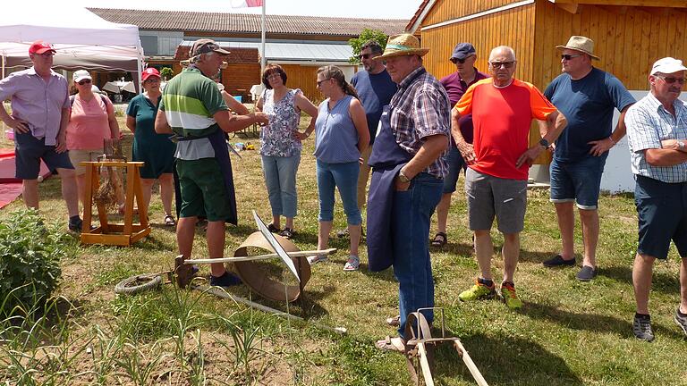 Einfache und doch sehr nützliche Gerätschaften zeigten die beiden Gartenkundler, wobei sich einige Zuhörer/innen noch daran erinnern konnten. Einfache und doch sehr nützliche Gerätschaften zeigten die beiden Gartenkundler, wobei sich einige Zuhörer/innen noch daran erinnern konnten.