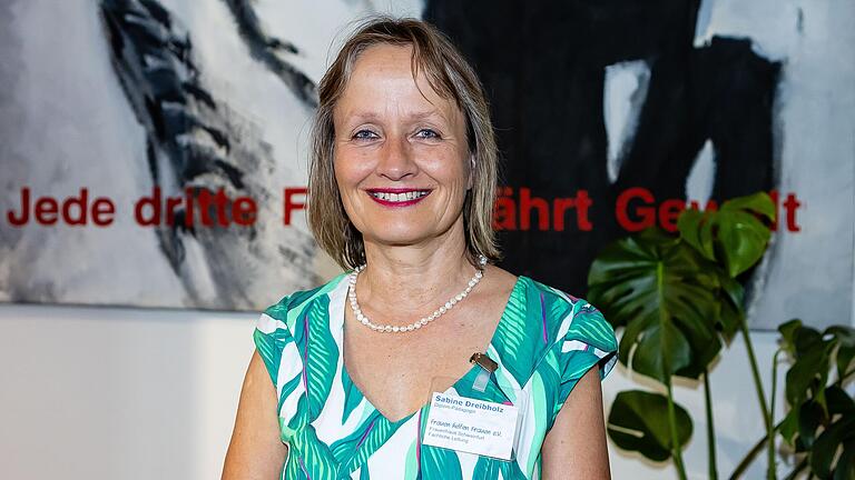 Die Wanderausstellung 'Häusliche Gewalt LOSwerden' will über das Thema informieren und sensiblisieren. 'Häusliche Gewalt betrifft alle Gesellschaftsgruppen', sagt Sabine Dreibholz, fachliche Leiterin des Frauenhauses Schweinfurt. Die Wanderausstellung 'Häusliche Gewalt LOSwerden' will über das Thema informieren und sensiblisieren. 'Häusliche Gewalt betrifft alle Gesellschaftsgruppen', sagt Sabine Dreibholz, fachliche Leiterin des Frauenhauses Schweinfurt.
