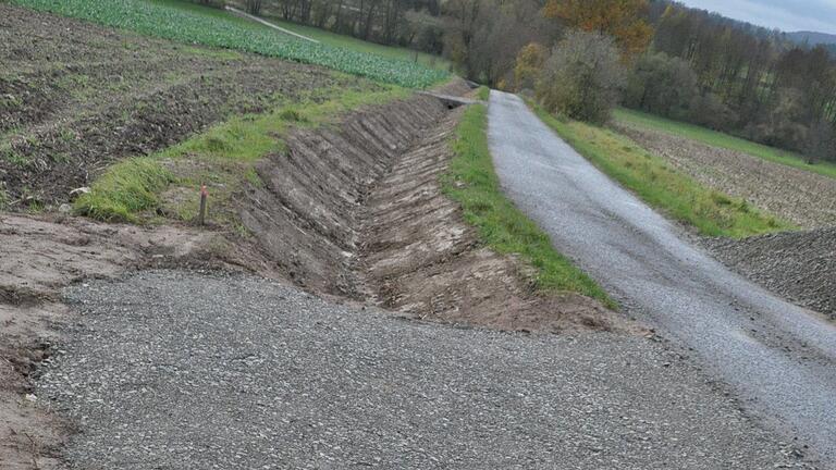 So wie auf diesem Bild zwichen dem TSV-Sportplatz und der Weisach werden die Gräben und Zufahrten zu den Feldern, die durch die Stromtrassenverlegung in Mitleidenschaft gezogen wurden, wieder hergestellt. Das bestätigte Bürgermeister Markus Oppelt bei der öffentlichen Gemeinderatssitzung am Dienstagabend