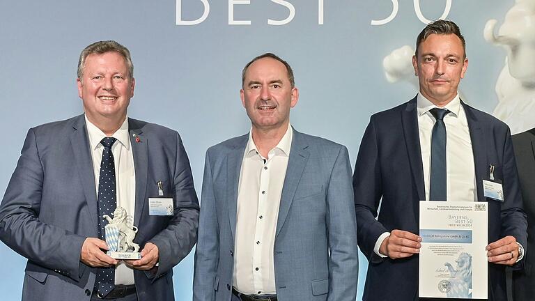 Dieter Pfister (links) und Tobias Kuhn (rechts) mit Hubert Aiwanger, Bayerischer Staatsminister für Wirtschaft, Landesentwicklung und Energie,&nbsp;bei der Preisverleihung im Schloss Schleißheim.