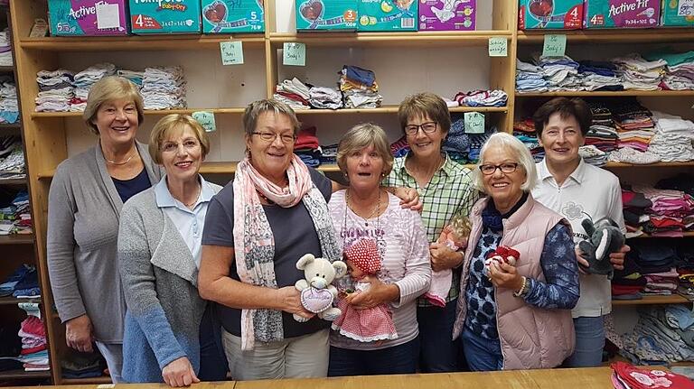 Mit viel Freude und Engagement packt das &quot;Mutter-Kind-Team&quot; in Rosenheim die &quot;Erstlingspakete&quot;. Foto: Jürgen Barth