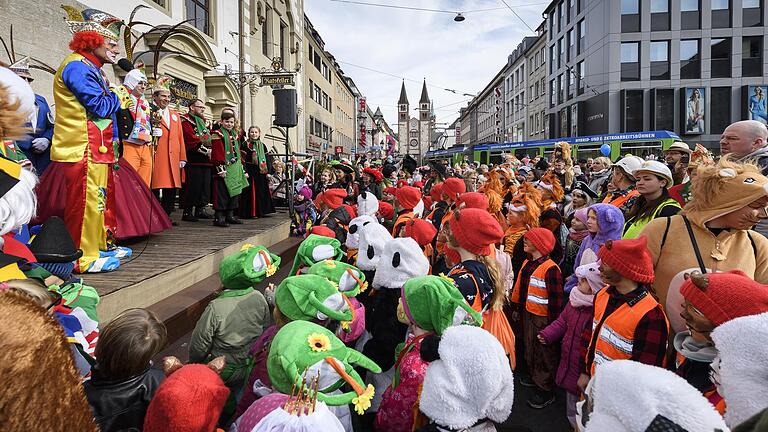 Viele kleine Närrinnen und Narren zogen am Samstag mit dem Kinderfaschingszug der 1. KaGe Elferrat  durch die Würzburger Innenstadt.