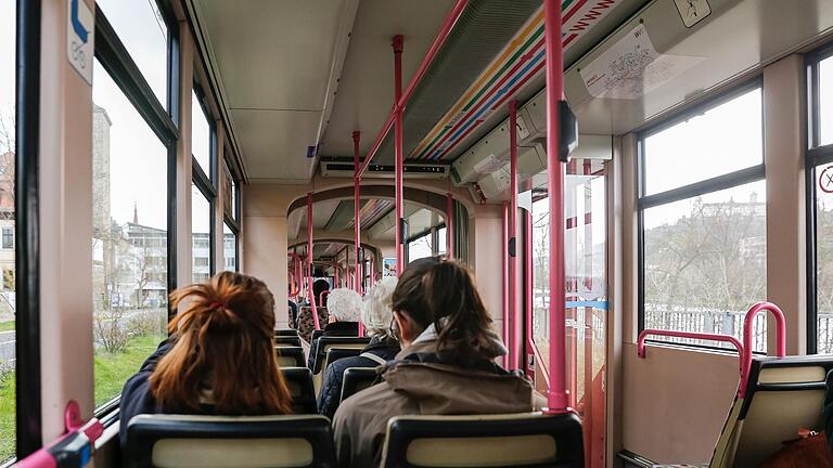 Unterwegs mit der Straßenbahn in Würzburg. Trotz der Angst vor einer Ansteckung mit dem Coronavirus sind Fahrgäste weiterhin mit dem ÖPNV unterwegs.