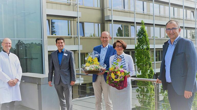 Abschied nach 15 Jahren (von links): Prof. Dr. Hans-Ullrich Völker (Ärztlicher Direktor), Sebastian Güldner (Kaufmännischer Leiter), Karl Pöppel, Graziella Augelli-Pöppel und Jürgen Winter (Geschäftsführer).