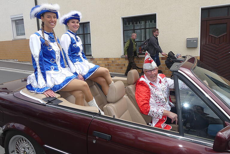 Gardemädchen und Faschingspräsident Peter Halbig im Cabrio.