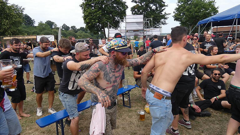 Auch zur Blasmusik herrschte eine ausgelassene Stimmung unter den Punk- und Hardcore-Fans. Auch zur Blasmusik herrschte eine ausgelassene Stimmung unter den Punk- und Hardcore-Fans.