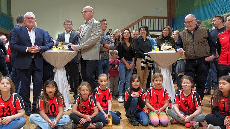 Die Volleyballmannschaft U12 der Mädchen mit ihren Trainern (dahinter, von rechts) Christian Friedl und Walter Kuhn wurde beim Neujahrsempfang gleich zu Beginn geehrt.       -  Die Volleyballmannschaft U12 der Mädchen mit ihren Trainern (dahinter, von rechts) Christian Friedl und Walter Kuhn wurde beim Neujahrsempfang gleich zu Beginn geehrt.