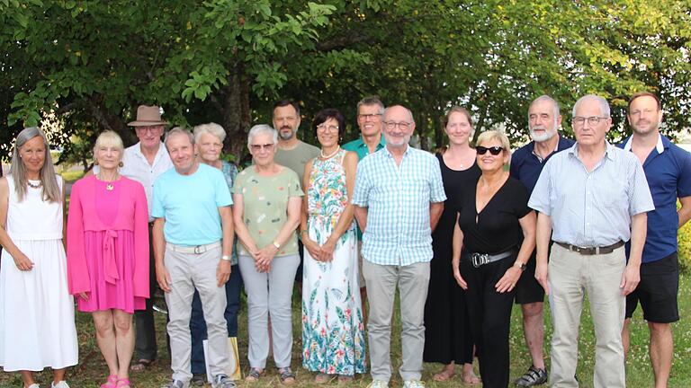 Schatzmeisterin Susanne Möldner und Vorstandsmitglied Rafaela Zeier (von links) dankten den Gold-, Silber- und Bronze-Jubilaren für ihre Treue: (weiter von links) Konrad Albert, Gerhard Roth, Gabriele Sattel, Elisabeth Brustmann, Roland und Theres...       -  Schatzmeisterin Susanne Möldner und Vorstandsmitglied Rafaela Zeier (von links) dankten den Gold-, Silber- und Bronze-Jubilaren für ihre Treue: (weiter von links) Konrad Albert, Gerhard Roth, Gabriele Sattel, Elisabeth Brustmann, Roland und Theresia Keller, Robert Willinger, Dieter Hohmann, Eva Hartmann, Heidemarie Kippes, Manfred Orthober, Hermann Pfeuffer und Martin Sell.