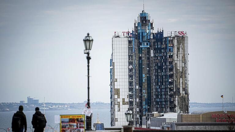 Ukraine-Krieg - Odessa       -  Odessa wird immer wieder beschossen. Das Hotel Odessa nahe dem Hafen der Stadt wurde bereits vor mehr als einem Jahr bei einem Angriff mit Marschflugkörpern zerstört. (Archivbild)