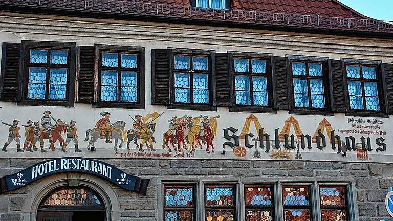 Schlundhäuser gab oder gibt es ausschließlich in Orten der ehemaligen Grafschaft Henneberg, so auch am Marktplatz in Bad Königshofen. Das stadtbildprägende Gebäude wurde 1661 erbaut.