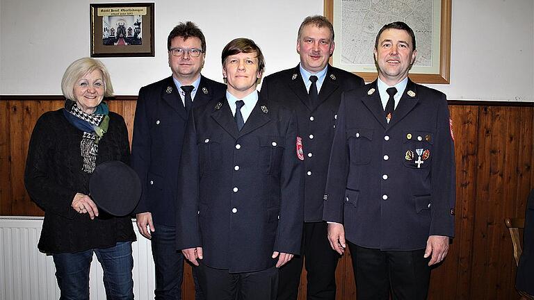 Fladungens Bürgermeisterin Agathe Heuser-Panten (links) freute sich, dass es bei der Oberfladunger Feuerwehr so harmonisch zugeht. Nach der Wahl gratulierte sie der Vorstandschaft und bedankte sich für deren Engagement zum Wohle aller. Gewählt wurden (ab 2. von links): Gerold Kreher (Kassier), Thomas Peter (Schriftführer), Lothar Link (1. Vorsitzender). Gemeinsam mit ihnen kann auch der 1. Kommandant Roland Bambach (rechts) hoffnungsvoll in die Zukunft blicken. Es fehlt Johannes Schubert (2. Vorstand).