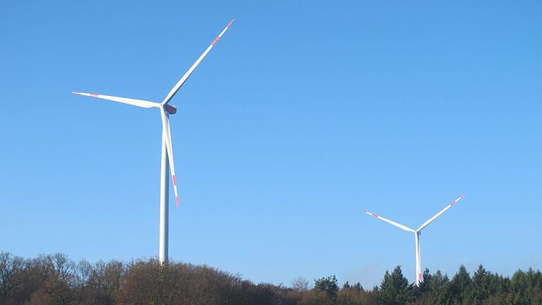 Die zwei Nüdlinger Windräder auf dem Lerchenberg Foto: Manfred Schäfer       -  Die zwei Nüdlinger Windräder auf dem Lerchenberg Foto: Manfred Schäfer