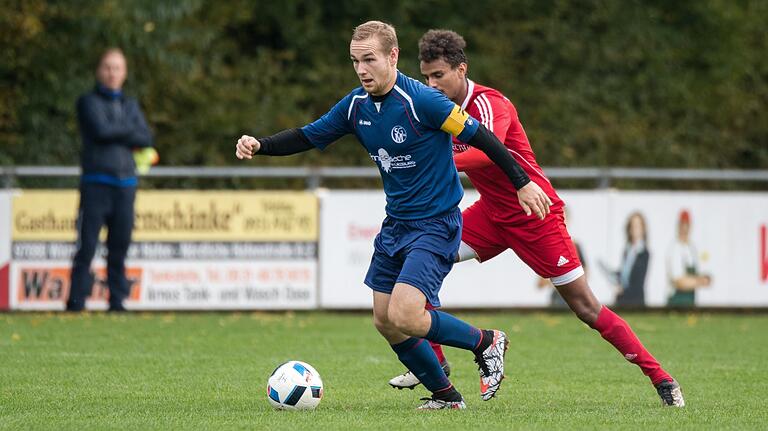 Mannschaftskapitän Andreas Schmutzler von der SG Margetshöchheim im Kreisliga-Spiel gegen den TSV Güntersleben (mit auf dem Bild: Manuel Priesnitz).