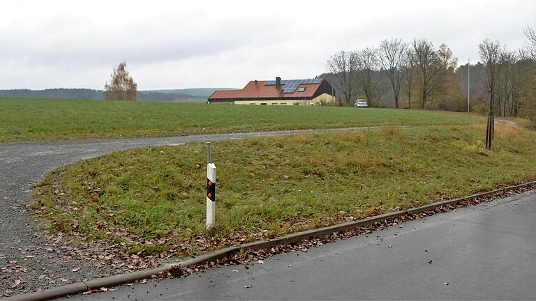 Hügeliges Baugelände: Am Kellerberg im Geiselwinder Ortsteil Rehweiler will die Gemeinde Bauplätze schaffen. Die Fläche liegt an der Straße nach Dürrnbuch.