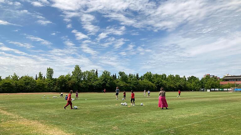 Auf dem Fußballplatz.