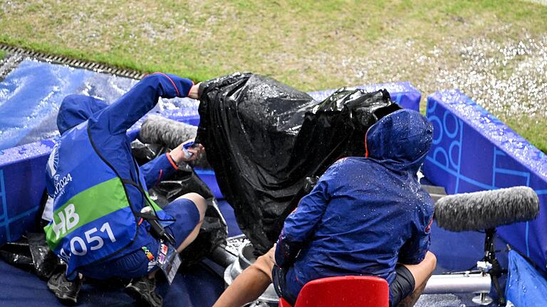 TV-Kamera       -  Um die Live-Bilder in Millionen Haushalte zu transportieren, brauchen die Kameras auch man einen Regenschutz.