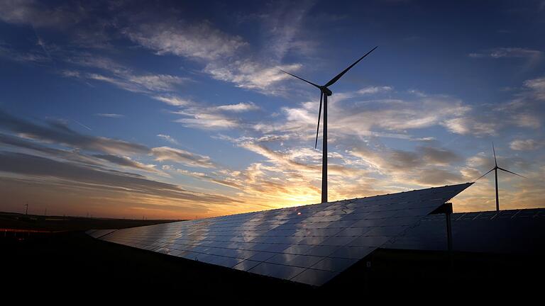 Wind- und Solarenergie       -  Laut einer repräsentativen Umfrage im Auftrag des Branchenverbandes ist die Akzeptanz für Solarenergie in der Bevölkerung hoch. (Archivbild)