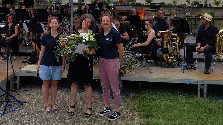 Abschied nach zehn Jahren Klangtastisch: Die beiden Vorsitzenden Leonie Kuhn (links) und Katharina Hettrich (rechts) danken Michaela Weißenberger (Mitte) für die Leitung des Orchesters.