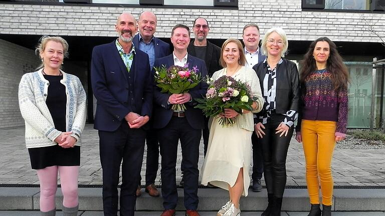 Die neue Doppelspitze der Edmund-Grom-Schule in Hohenroth, Rektor Benjamin Weber und Konrektorin Sandra Herleth, steht mit Blumen in der Mitte. Sie werden umrahmt mit (von links) Anika Palfi, Karlheinz Deublein, Bürgermeister Georg Straub, Bürgermeister Holger Schmitt, Jürgen Seidenzahl, Inga Palma und Yvonne Schwarzmann