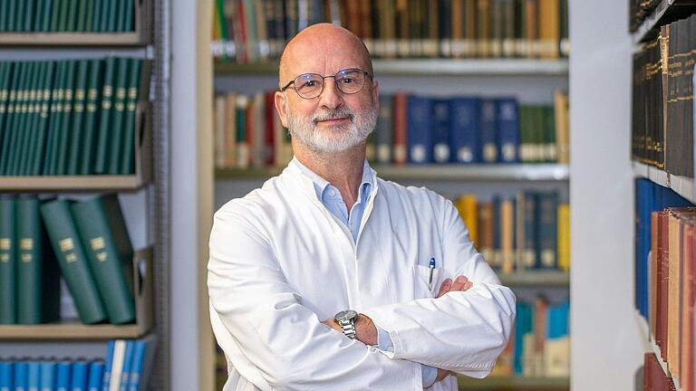 In der Rechtsmedizin Würzburg werden nach Angaben des Institutsleiters Prof. Michael Bohnert rund 350 Obduktionen pro Jahr durchgeführt. In der Rechtsmedizin Würzburg werden nach Angaben des Institutsleiters Prof. Michael Bohnert rund 350 Obduktionen pro Jahr durchgeführt.