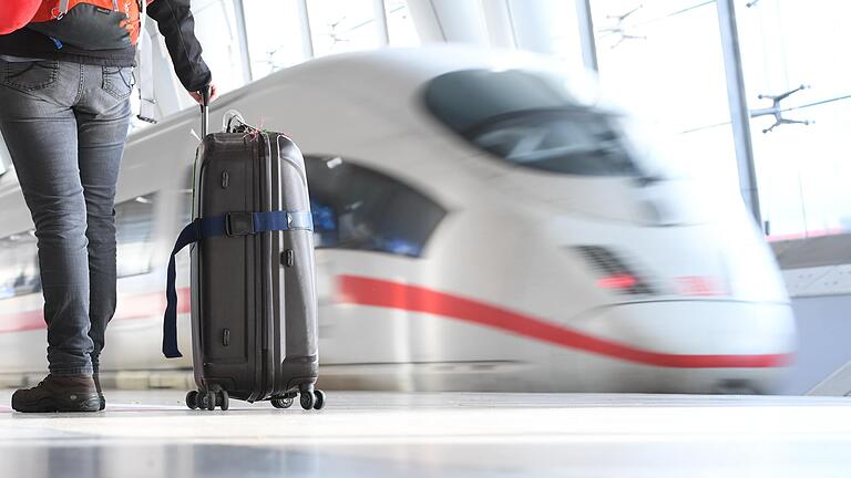 Ein ICE der Deutschen Bahn am Flughafen-Bahnhof in Frankfurt.