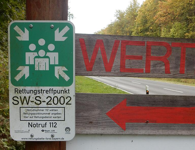 Der Rettungstreffpunkt am Wertholzplatz des Stadtforstes an der Straße nach Üchtelhausen.