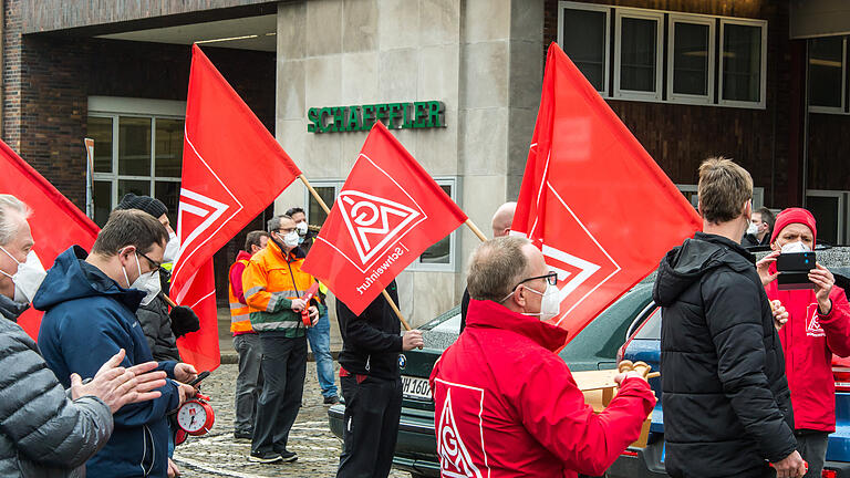 Anand Anders       -  Mit einem lauten Hup- und Pfeifkonzert protestierten Schaeffler-Beschäftigte am Freitagmittag vor dem Werk in Schweinfurt gegen Standortschließungen und Arbeitsplatzabbau. Die IG Metall hatte zu einem bundesweiten Aktionstag an allen deutschen Schaeffler-Standorten aufgerufen.