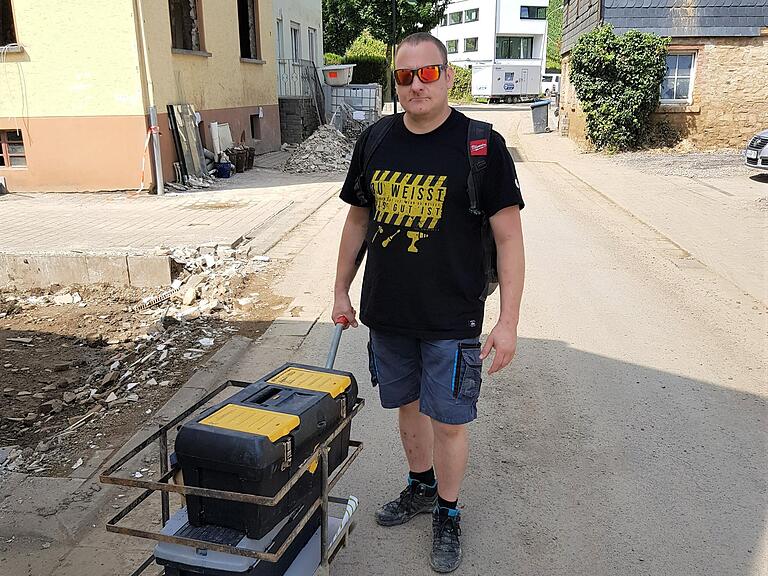 Daniel Stupac in Dernau, wo er eine Liste mit Reparaturarbeiten abarbeitet. In den Koffern hat er sein eigenes Werkzeug mitgebracht. Daniel Stupac in Dernau, wo er eine Liste mit Reparaturarbeiten abarbeitet. In den Koffern hat er sein eigenes Werkzeug mitgebracht.