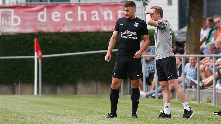 Das Trainerduo der DJK Schwebenried/Schwemmelsbach, Felix Zöller (links) und Thomas Cäsar, bei einer Besprechung während des Spiels gegen die FT Schweinfurt am Sonntag. Beide haben den nächsten Gegner, den TSV Karlburg, bei dessen Auswärtsspiel in Lichtenfels in Augenschein genommen. Das Trainerduo der DJK Schwebenried/Schwemmelsbach, Felix Zöller (links) und Thomas Cäsar, bei einer Besprechung während des Spiels gegen die FT Schweinfurt am Sonntag. Beide haben den nächsten Gegner, den TSV Karlburg, bei dessen Auswärtsspiel in Lichtenfels in Augenschein genommen.