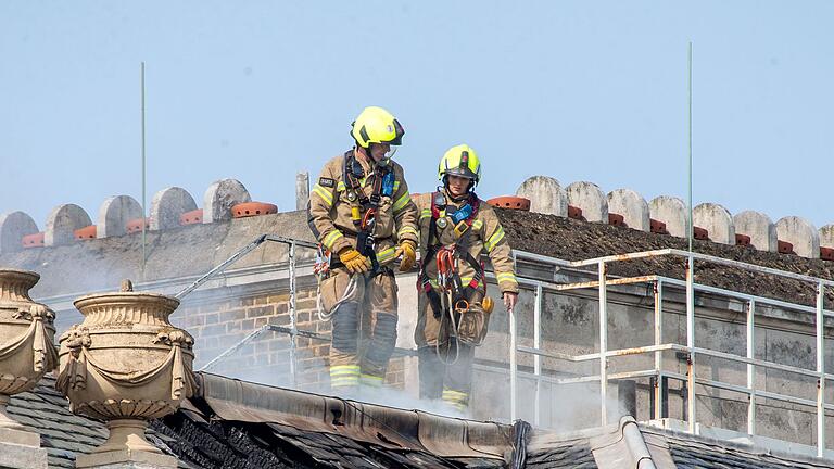 Brand im Somerset House in London       -  Feuerwehrleute kämpfen gegen Flammen am Dach.