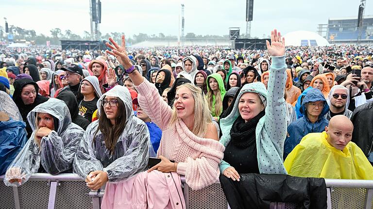 Glücksgefühle-Festival - Für Freitag hatten die Veranstalter rund 90.000 Besucher auf dem Glücksgefühle-Festival erwartet. Glücksgefühle-Festival - Für Freitag hatten die Veranstalter rund 90.000 Besucher auf dem Glücksgefühle-Festival erwartet.