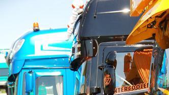 Galeriebildtext: Amerika im Steigerwald: Tausende Besucher nutzten dieses Wochenende wieder einmal für einen Besuch biem Truckerfest auf dem Rasthof Strohofer in Geiselwind. Das Fest, findet heuer zum 31. Mal statt und hat für seine Fans an Faszination nichts eingebüßt. Die Mischung aus Country-Musik, Show-Trucks und Western-Atmosphäre sind das Erfolgsrezept und viele Speditionen feiern in Geiselwind, zusammen mit ihren Mitarbeitern und deren Familien vier Tage lang ihr Betriebsfest.