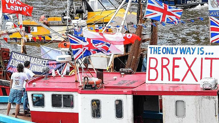 A Brexit Flotilla sails up the Thames       -  Sie werben für den Ausstieg aus der EU: Fischer auf der Themse.