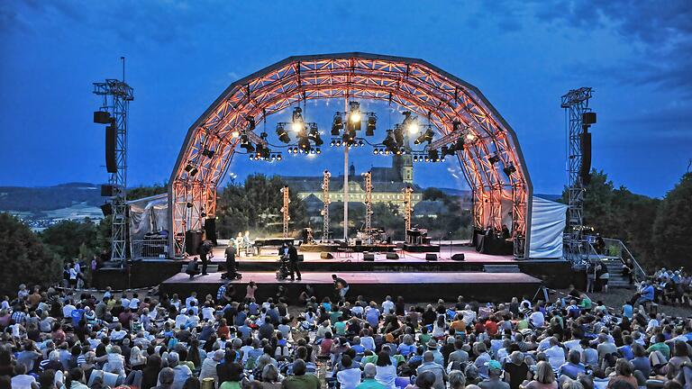 Umwerfendes Ambiente: Die stimmungsvoll beleuchtete Bühne, Kloster Banz, der Abendhimmel zur blauen Stunde und das gebannt lauschende Publikum. Foto: Georg Hochwart