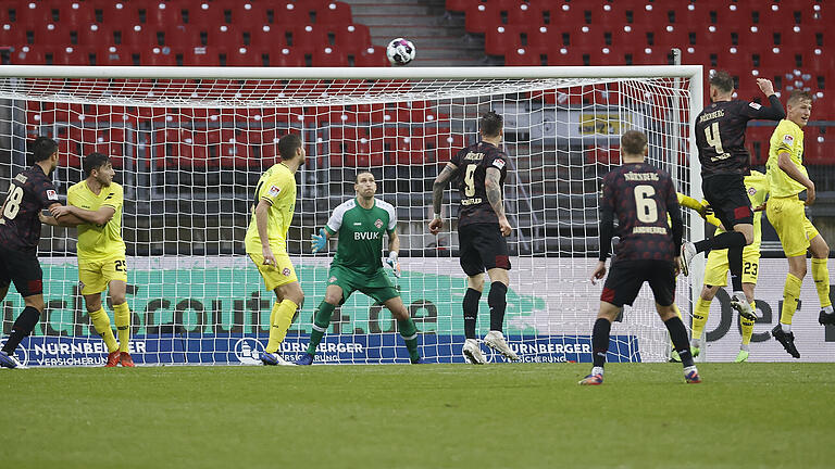 Die Entscheidung in der Nachspielzeit: Nürnbergs Asger Sörensen (Nummer 4) kann völlig unbedrängt zum 2:1 einköpfen.