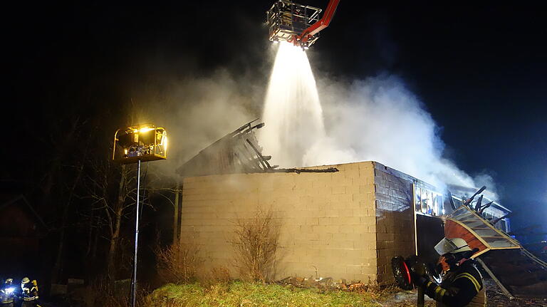 In der Silvesternacht kam es in einer Scheune in im Wiesentheider Ortsteil Feuerbach aus noch ungeklärter Ursache zu einem Feuer.