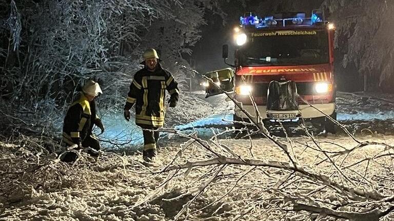 Neben der Feuerwehr Neuschleichach (Foto) waren auch die Feuerwehren aus Unterschleichach, Untersteinbach, Ebrach (Lkr. Bamberg), Koppenwind, Fabrikschleichach, Trossenfurt, Dankenfeld, Zell am Ebersberg und Knetzgau im südlichen Landkreis Haßberge im Einsatz.