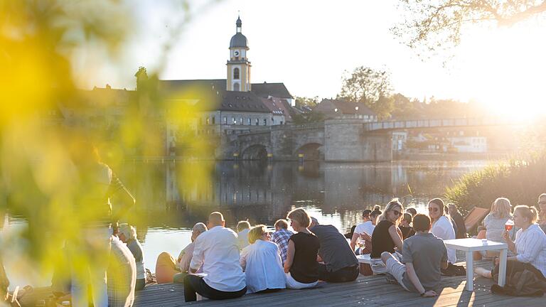 Wein genießen mit Blick auf die Silhouette der Stadt Kitzingen: Ab dem 28. April ist das beim Stadtschoppen wieder möglich. Wein genießen mit Blick auf die Silhouette der Stadt Kitzingen: Ab dem 28. April ist das beim Stadtschoppen wieder möglich.