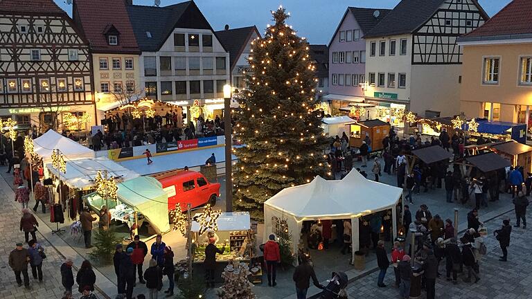 Am dritten Adventswochenende findet der nostalgische Weihnachtsmarkt in Mellrichstadt statt. Neben einem ausgesuchten Angebot gibt es ein kreatives und musikalisches Rahmenprogramm. Am dritten Adventswochenende findet der nostalgische Weihnachtsmarkt in Mellrichstadt statt. Neben einem ausgesuchten Angebot gibt es ein kreatives und musikalisches Rahmenprogramm.