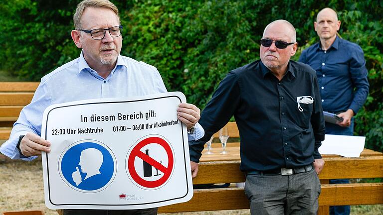 Uwe Zimmermann (links) und Wolfgang Kleiner bei einem Ortstermin am Sanderauer Mainufer im Juli 2022. Sie stellten das Nachtleben-Konzept vor. Uwe Zimmermann (links) und Wolfgang Kleiner bei einem Ortstermin am Sanderauer Mainufer im Juli 2022. Sie stellten das Nachtleben-Konzept vor. 