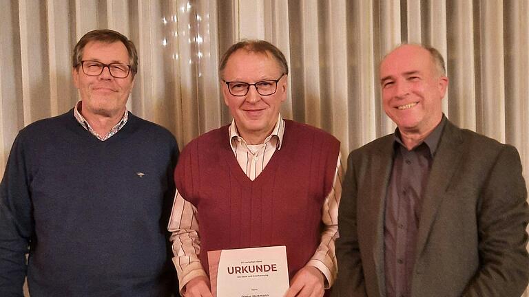 Auf dem Foto (von links): 2. Vorsitzender Günter Hemmelmann, Dieter Hartmann, 1. Vorsitzender Volker Wingenfeld.