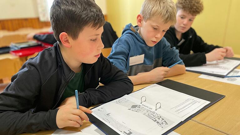 Die Realschüler (von links): Matteo Dötsch, Leo Seufert und Maximilien Wehner befassten sich im Schullandheim Bauersberg mit einem fiktiven Bebauungsplan.