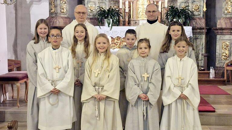 Hintere Reihe (von links): Pfarrer Hubert Grütz, Pastoralreferent Johannes Krebs; mittlere Reihe (von links): Paula Krenzer, Hanna Bock, Lina Kirchner, Mila Holzheimer; vordere Reihe (von links): Raphael Krenzer, Charlotte Suckfüll, Anne Markert, Leni Metz.