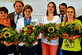 Blumen für das Kindergartenteam und die Geehrten: Über optimale Arbeitsbedingungen können sich jetzt freuen (von links) Kerstin Harz-Weißberg (geehrt für 25 Jahre), Evi Böckler (geehrt für 30 Jahre), Leiterin Helga Weisensee, Stefanie Döpfert, Claudia Eschenbach und Simone Kaufmann, dahinter Vorsitzender Berthild Bauer, Bürgermeister Kurt Mauer und stellvertretender Vorsitzender Uwe Werner.