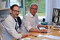 Stehen gemeinsam mit den Kollegen beim Patiententag &bdquo;Hilfe bei Gelenkschmerz&ldquo; im Caritas-Krankenhaus für Fragen zur Verfügung: Oberarzt Dr. Dirk Herold (links) und Chefarzt Prof. Christoph Eingartner.