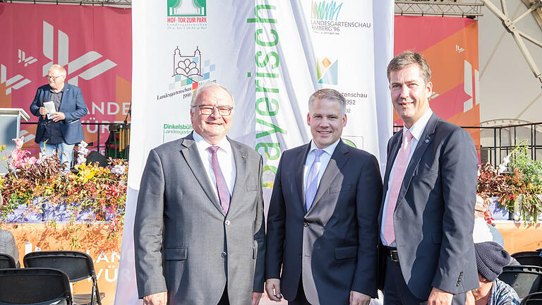 Fahnenübergabe nach der Landesgartenschau: Roland Albert, Vorsitzender der Bayerischen Landesgartenschau GmbH, der Ingolstädter Oberbürgermeister Christian Lösel und der Würzburger Oberbürgermeister Christian Schuchardt.&nbsp;Foto: Dita Vollmond