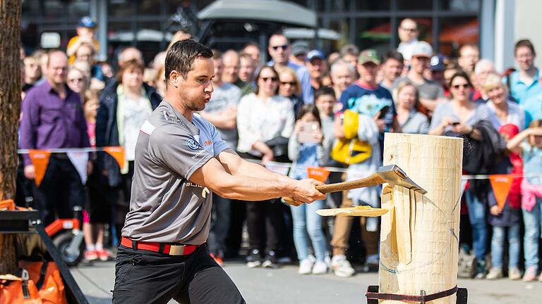 Tausende Besucher kommen jedes Jahr zur Frühjahrsmesse bei Landtechnik Müller nach Holzhausen. Zum Showprogramm gehören auch Extremsportler an Axt und Säge. Tausende Besucher kommen jedes Jahr zur Frühjahrsmesse bei Landtechnik Müller nach Holzhausen. Zum Showprogramm gehören auch Extremsportler an Axt und Säge.