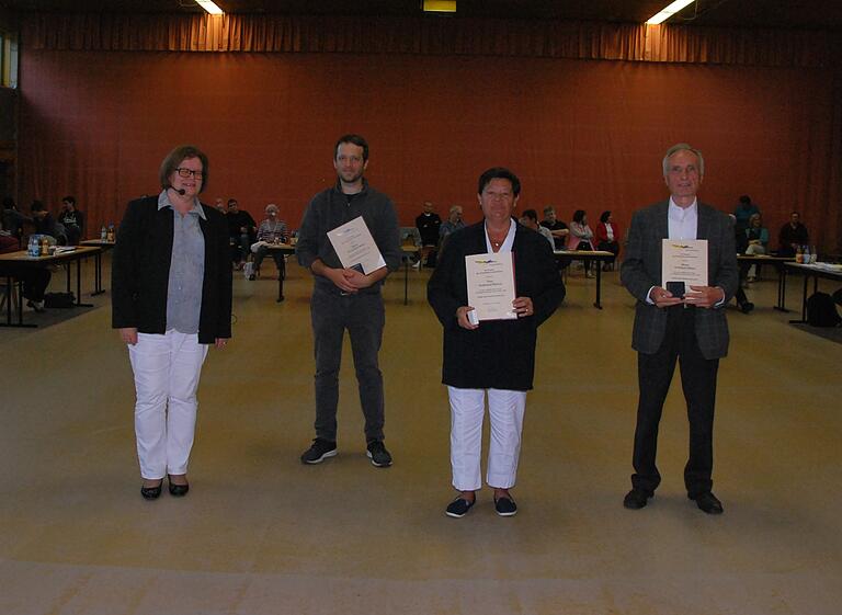 Bürgermeisterin Klara Schömig (von links) verabschiedete Maximilian Mack, Waltraud Öhrlein und Willi Öffner als Gemeinderäte. Bürgermeisterin Klara Schömig (von links) verabschiedete Maximilian Mack, Waltraud Öhrlein und Willi Öffner als Gemeinderäte.